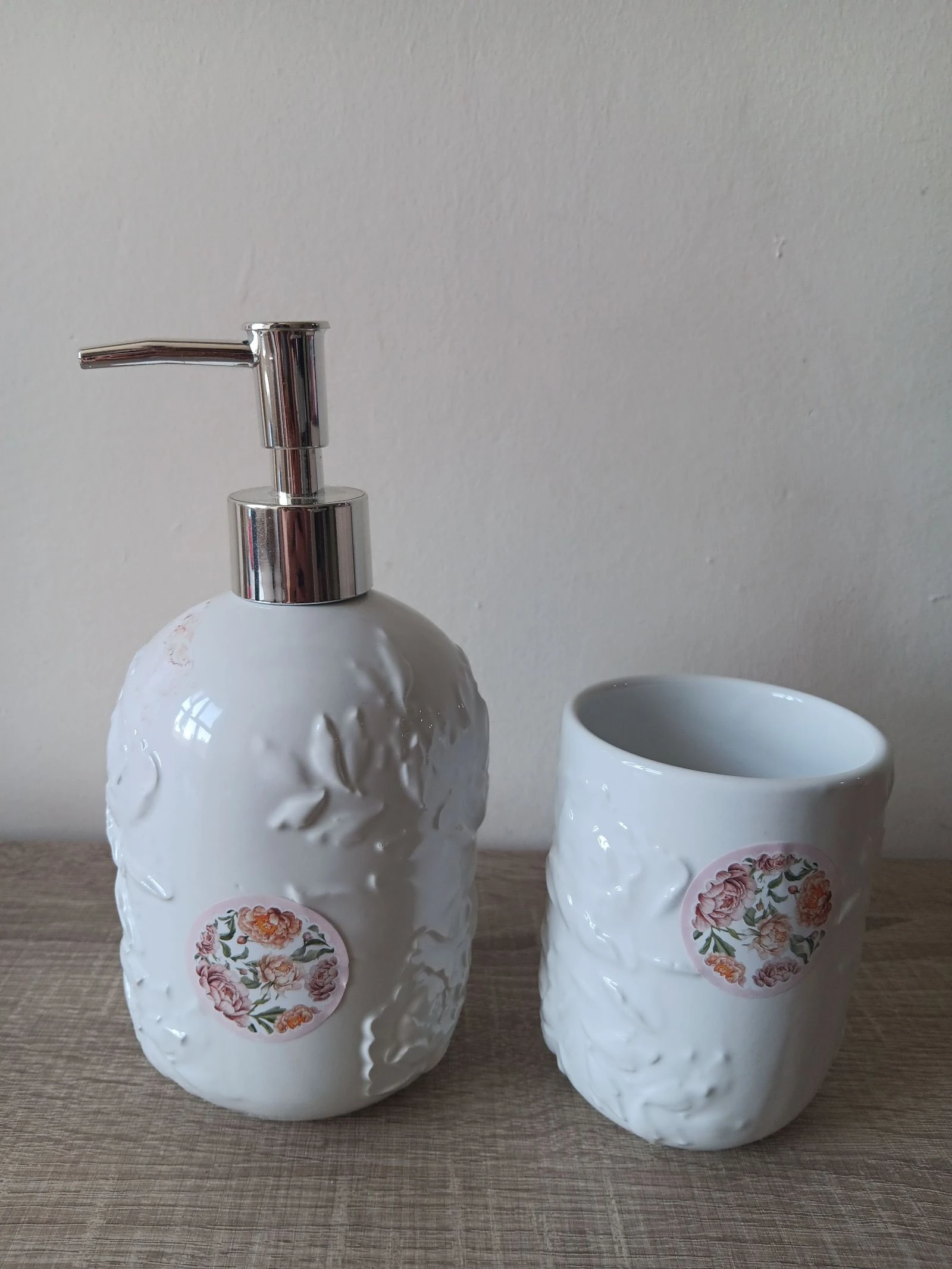 Vaso y dispensador nuevos blancos